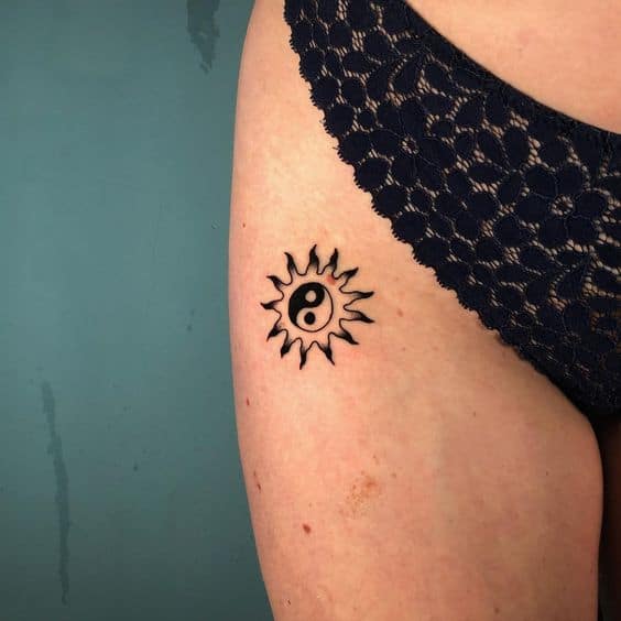 31 tatuagem feminina yin yang na perna Pinterest