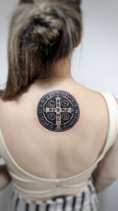 31 tatuagem medalha de São Bento nas costas Pinterest