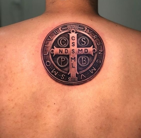 32 tattoo medalha São Bento nas costas Pinterest