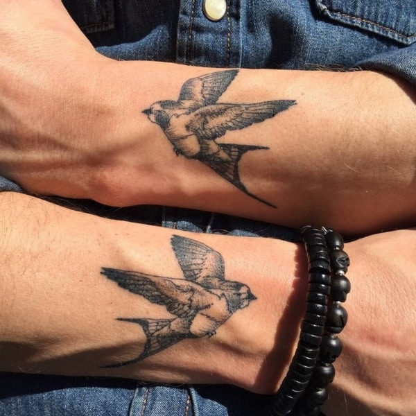 32 tattoos andorinhas @mikeycharettetattoos