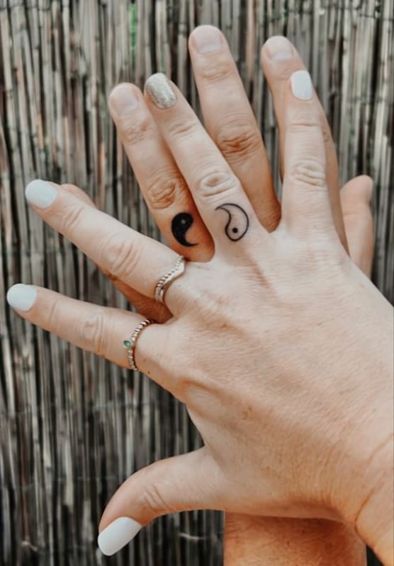 32 tatuagem de casal no dedo yin yang Pinterest