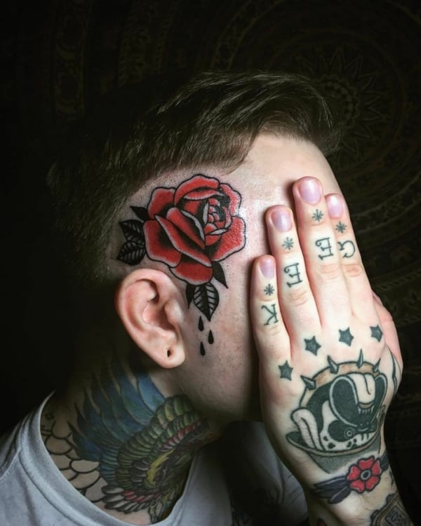 32 tatuagem masculina de rosa vermelha Pinterest