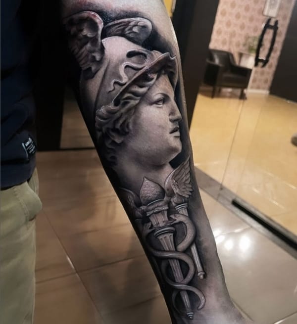 32 tatuagem no braço deus grego Hermes @rauniduraes