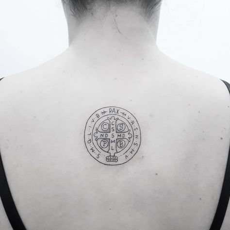 33 tattoo delicada medalha de São Bento Pinterest