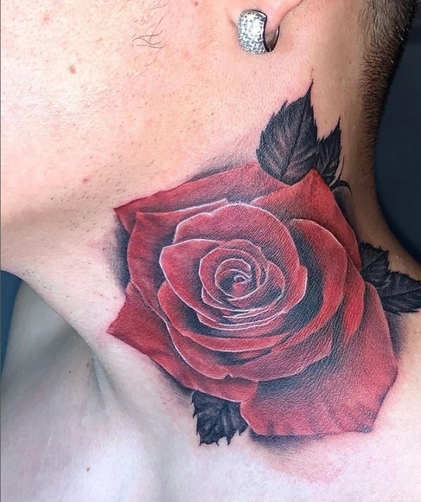 33 tatuagem grande de rosa vermelha no pescoço @educorreatattoo