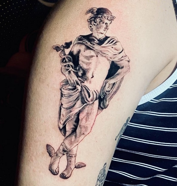 33 tatuagem no braço de Deus grego @danquixote ink