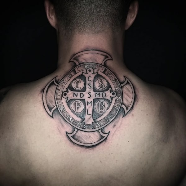 34 tatuagem masculina São Bento nas costas @erickbarbosatattoo