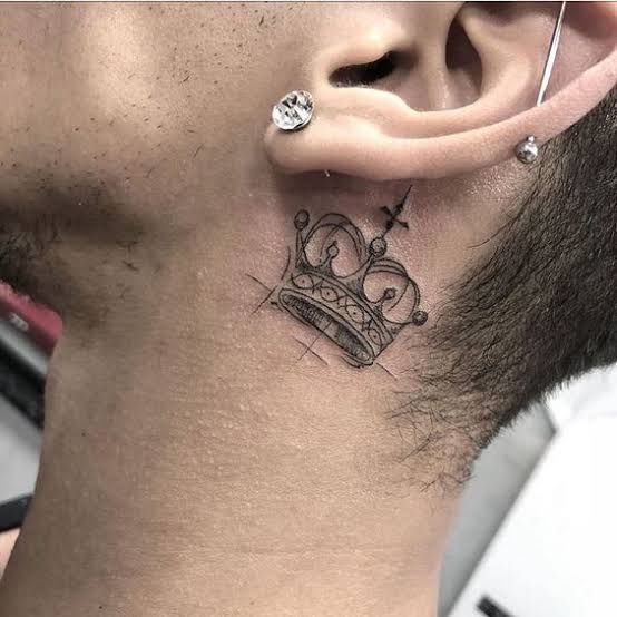 35 tatuagem pequena de coroa no pescoço Pinterest