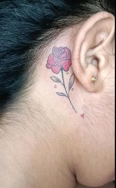 36 tattoo de rosa vermelha no pescoço @dg tattoo42