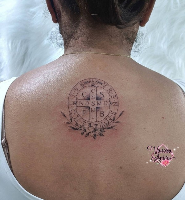 36 tattoo delicada nas costas medalha de São Bento @vanessaaniero