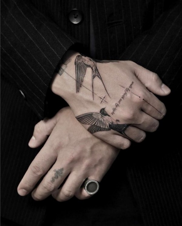 36 tattoo masculina andorinha na mão @concreteforty