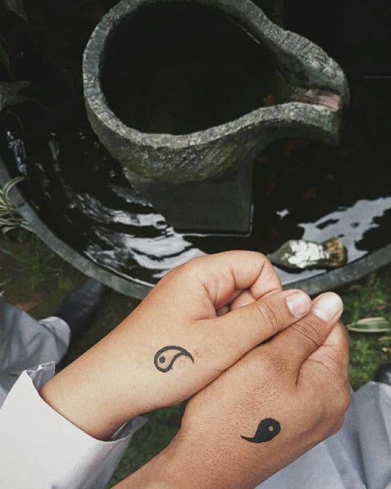 36 tatuagem na mão casal yin yang Pinterest