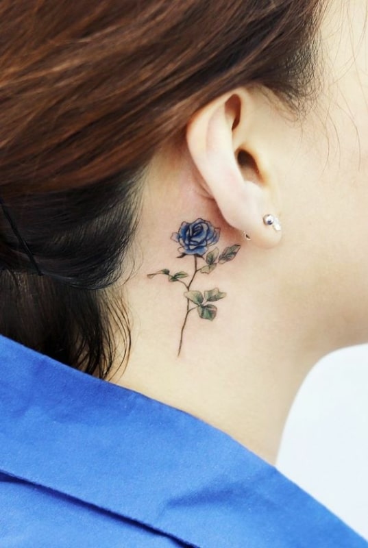 38 tattoo de rosa azul no pescoço Pinterest