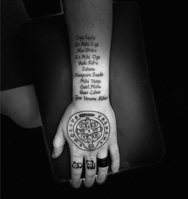 39 tatuagem na mão São Bento @natalinotattoo