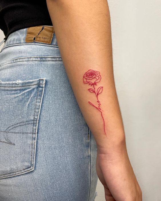 4 tattoo delicada rosa vermelha no braço Pinterest