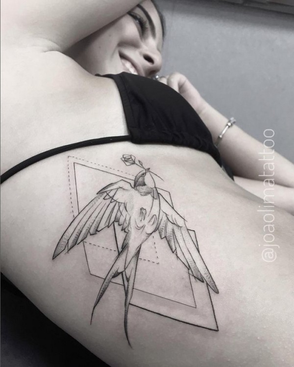 40 tatuagem feminina de andorinha na costela @joaolimatattoo