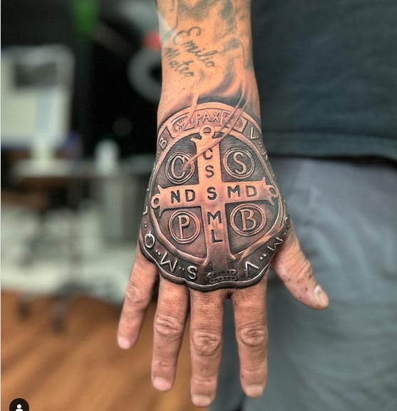 41 tattoo na mão medalha de São Bento @cv ink