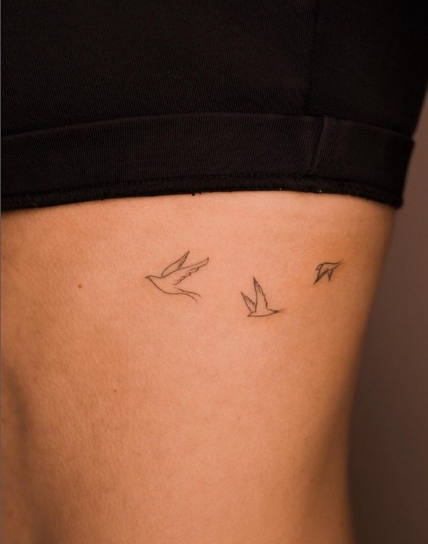 41 tatuagem delicada de andorinhas @juliefineart