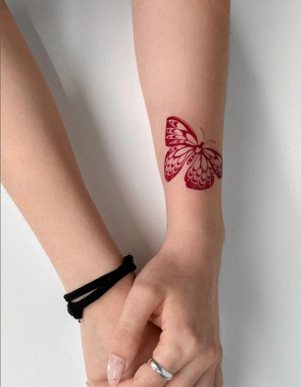 41 tatuagem feminina de borboleta vermelha @offtattooer