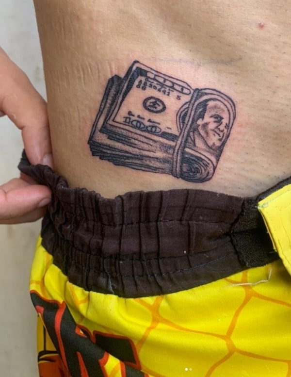 43 tattoo masculina de dinheiro @marllontattooo