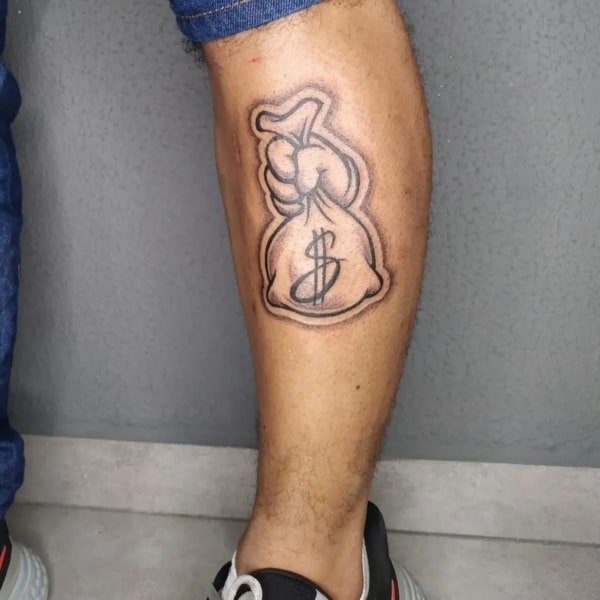 44 tatuagem masculina saco de dinheiro na perna @saviocntattoo