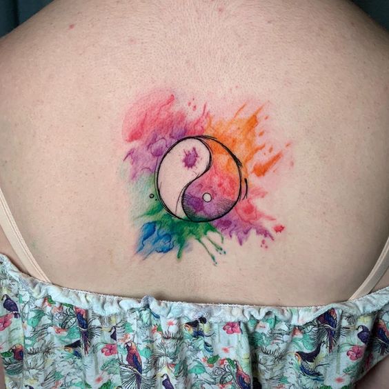45 tatuagem colorida yin yang nas costas Pinterest