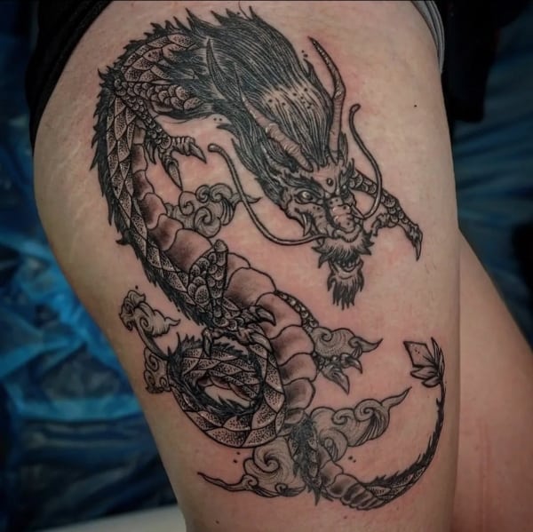 46 tatuagem na coxa dragão oriental @iwonsart