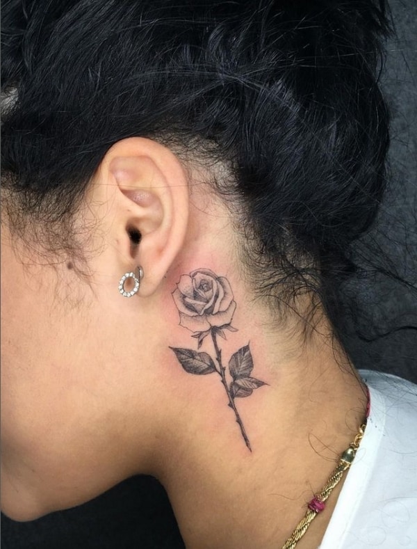 48 tatuagem feminina e delicada de rosa no pescoço @fabianacardosotattoo