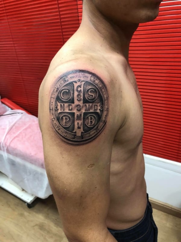 49 tattoo no ombro medalha de São Bento Immortality Tattoo