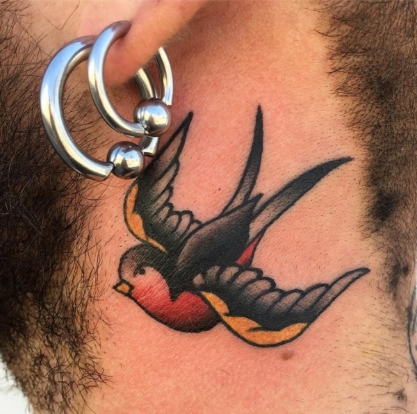5 tatuagem colorida de andorinha no pescoço @harringtontattoo