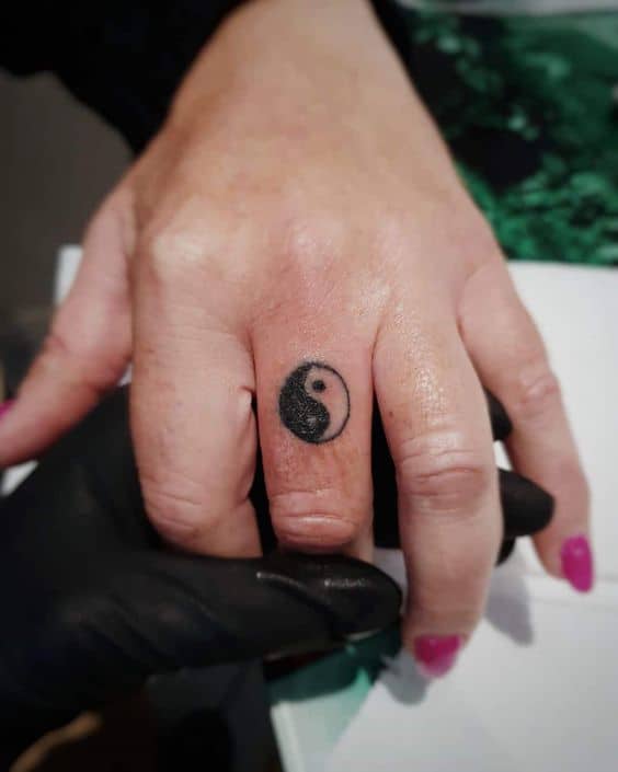 5 tatuagem no dedo yin yang Pinterest