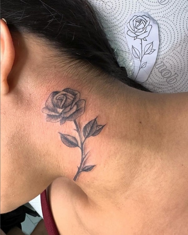 50 tattoo feminina de rosa no pescoço @aliados tattoo