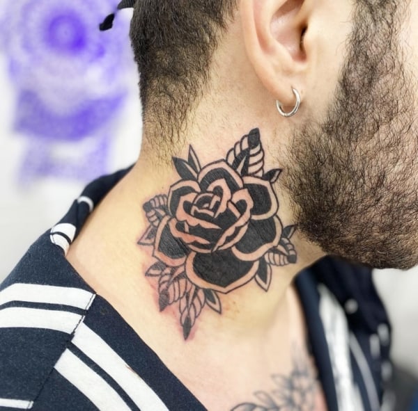 51 tatuagem masculina de rosa no pescoço @andredecamargo
