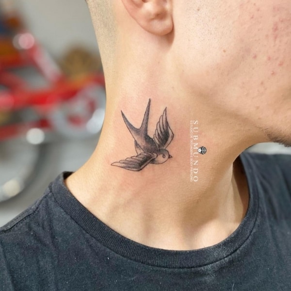 6 tattoo andorinha no pescoço @submundotattoo