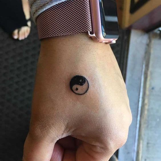 6 tattoo pequena yin yang na mão Pinterest