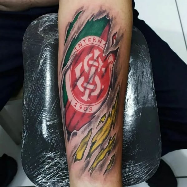 6 tatuagem grande e colorida do Internacional no braço @leotattoovictor