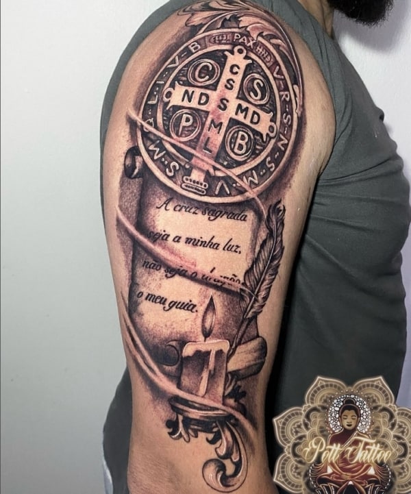 7 tatuagem no braço medalha de São Bento com oração @ilustra tattoo