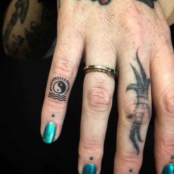 7 tatuagem pequena yin yang no dedo Pinterest