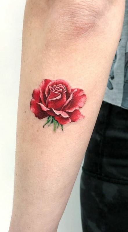 7 tatuagem rosa vermelha no braço Pinterest