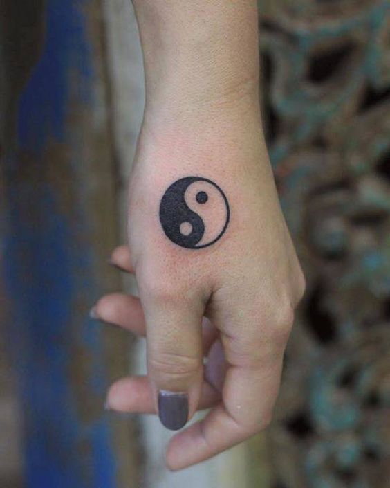 8 tattoo na mão yin yang Pinterest