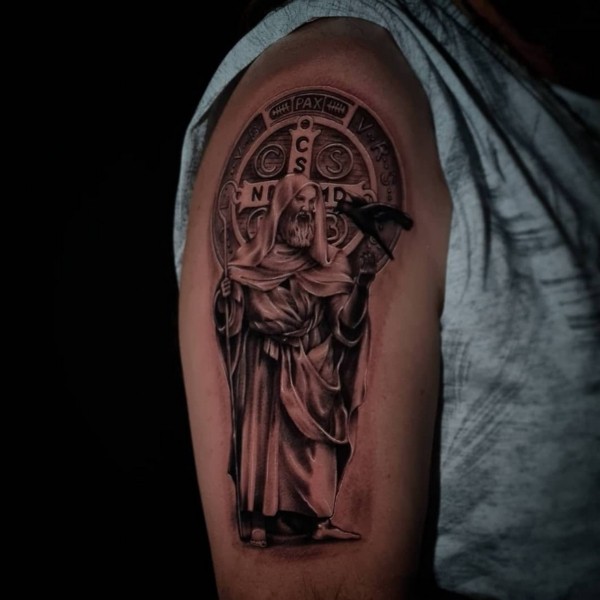 8 tatuagem de São Bento no braço @amenduim tattoo