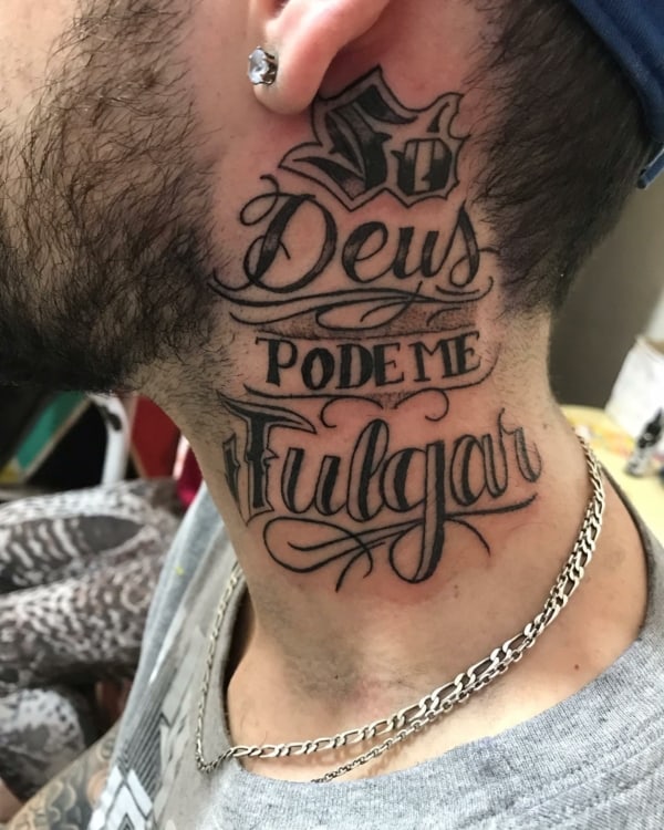8 tatuagem no pescoço frase Deus Mila Tatto