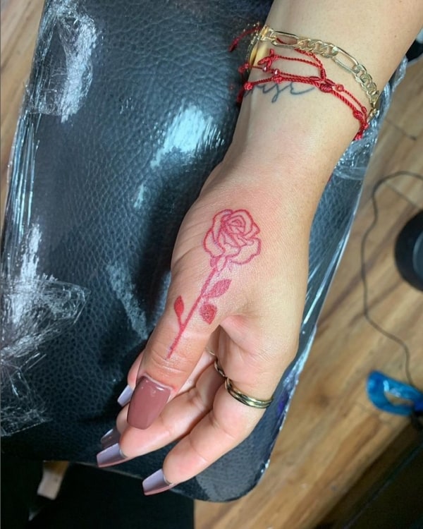 9 tattoo de rosa vermelha na mão @aleks tat2
