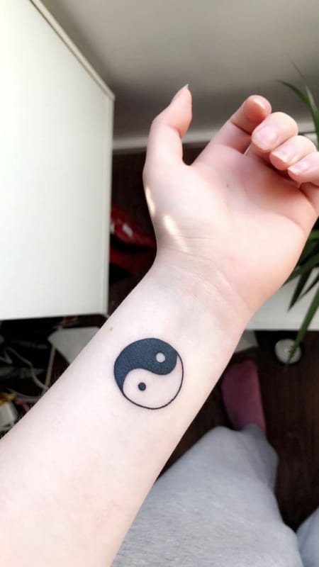 9 tatuagem yin yang no braço Pinterest