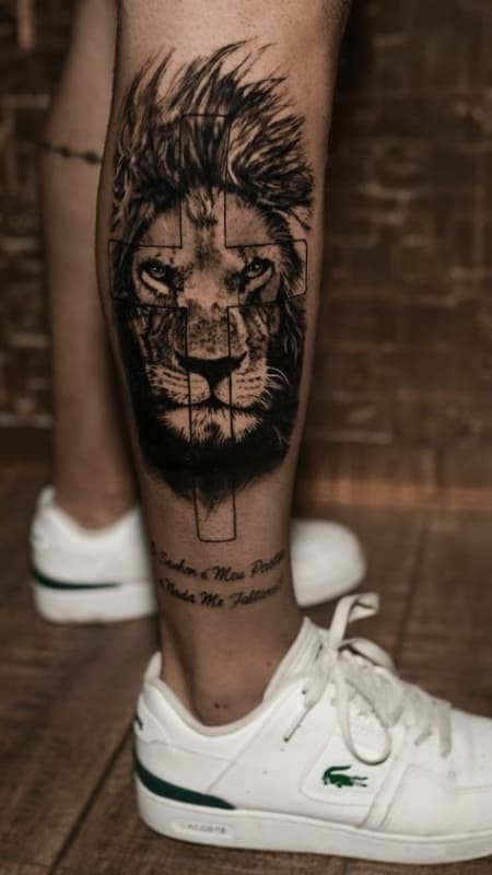 Tatuagem leão com cruz