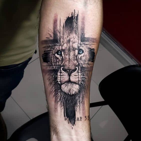 Tatuagem leão com cruz