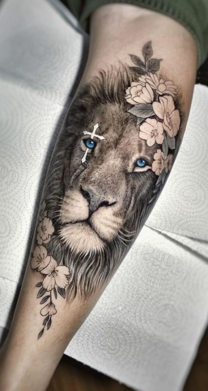 Tatuagem leão com cruz color