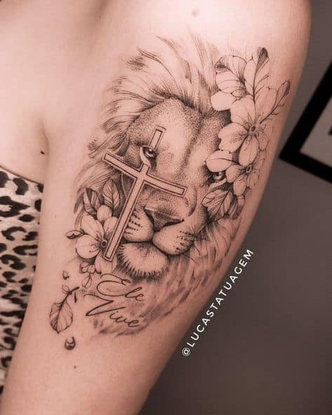 Tatuagem leão com cruz cristã
