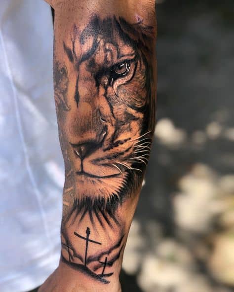 Tatuagem leão com cruz masculina conceitual