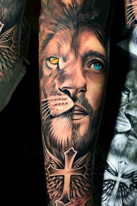 Tatuagem leão com cruz masculina cristã